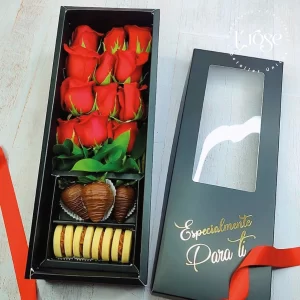 #267 Caja con rosas, alfajores y fresas con chocolate