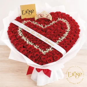 #361 Bouquet en forma de corazón con rosas y corona