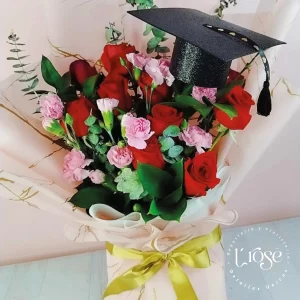 #393 Bouquet de flores con birrete