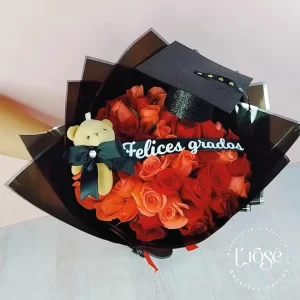 #414 Bouquet de rosas y birrete