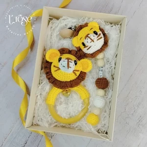 Sonajero y porta chupete de león