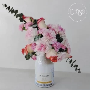 #588 Arreglo Floral con Botella JP Chenet