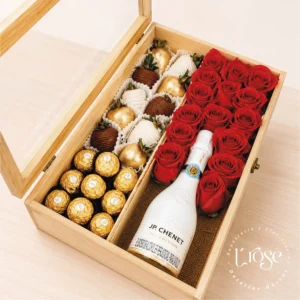 #51 Caja con rosas, fresas, chocolates y licor